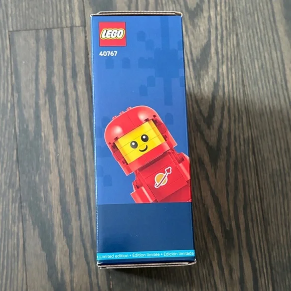 LEGO Red Mini Astronaut Building Set - Picture 3 of 5